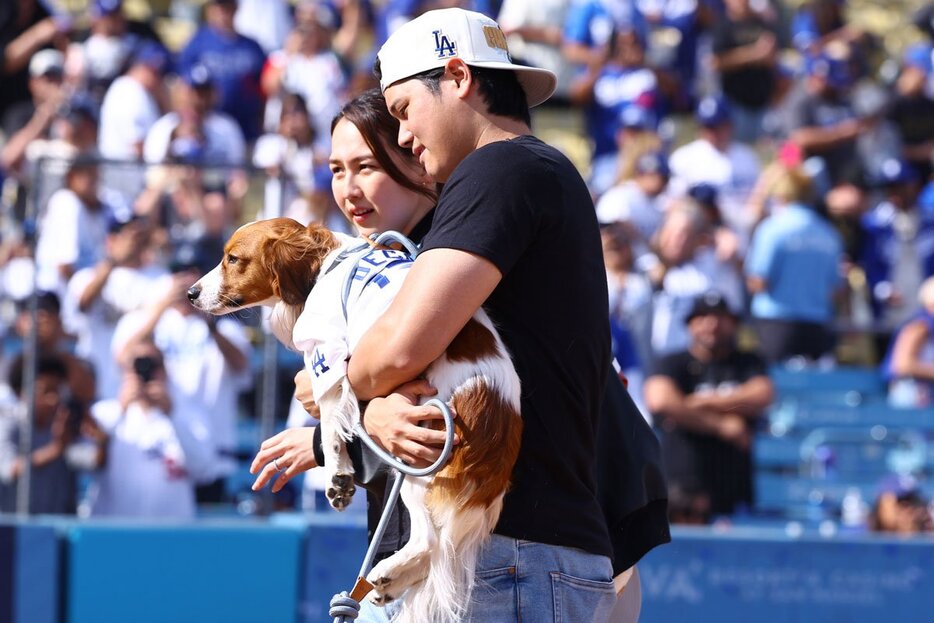 デコピンを抱く大谷と真美子さん