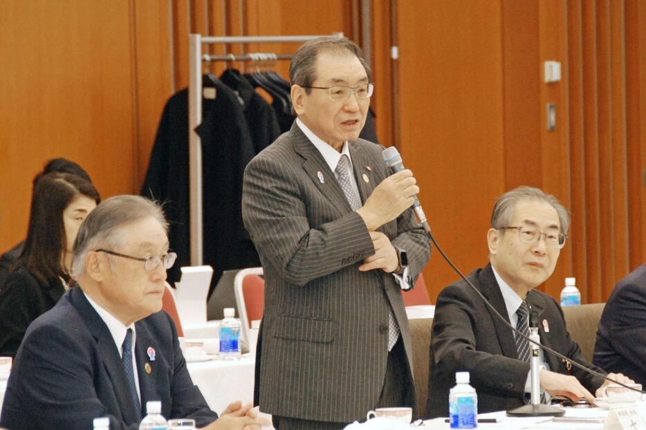 会談冒頭であいさつする経団連の十倉雅和会長（中央）＝8日午前、東京都千代田区