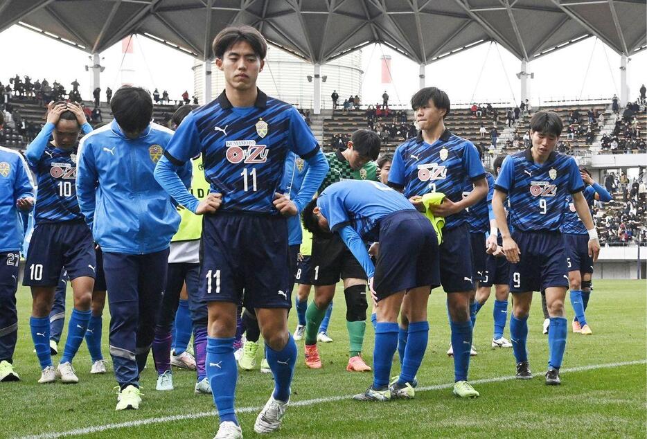 試合を終えて引き揚げる大津の選手たち（撮影・柿森英典）