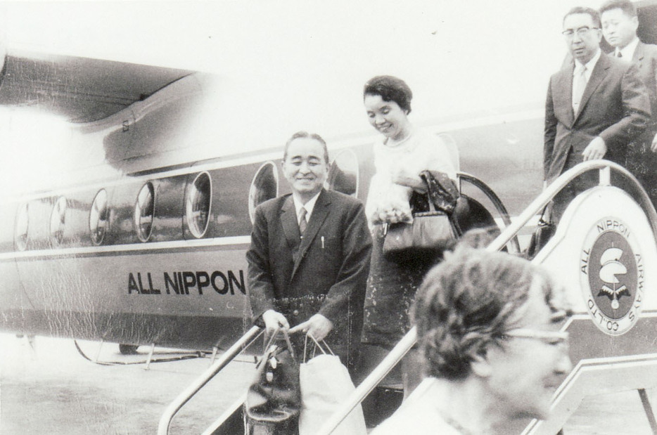 飛行機から降りる創業者松尾孝（左端）と妻（左から2人目）＝1970年ごろ