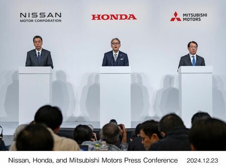 昨年12月23日に開催された共同記者会見。左から日産自動車株式会社取締役・代表執行役社長兼最高経営責任者の内田誠氏、本田技研工業株式会社取締役・代表執行役社長の三部敏広氏、三菱自動車株式会社取締役・代表執行役社長兼最高経営責任者の加藤隆雄氏