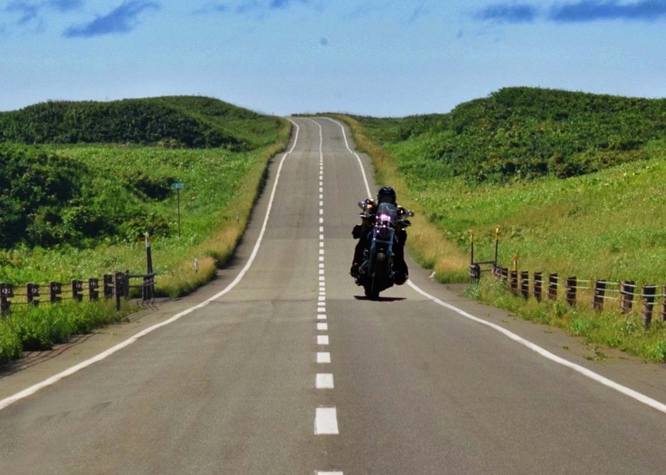 1980年代のバイクブーム時には、夏の北海道ツーリングを楽しむライダーたちをミツバチ族と呼んだ（写真はイメージ）