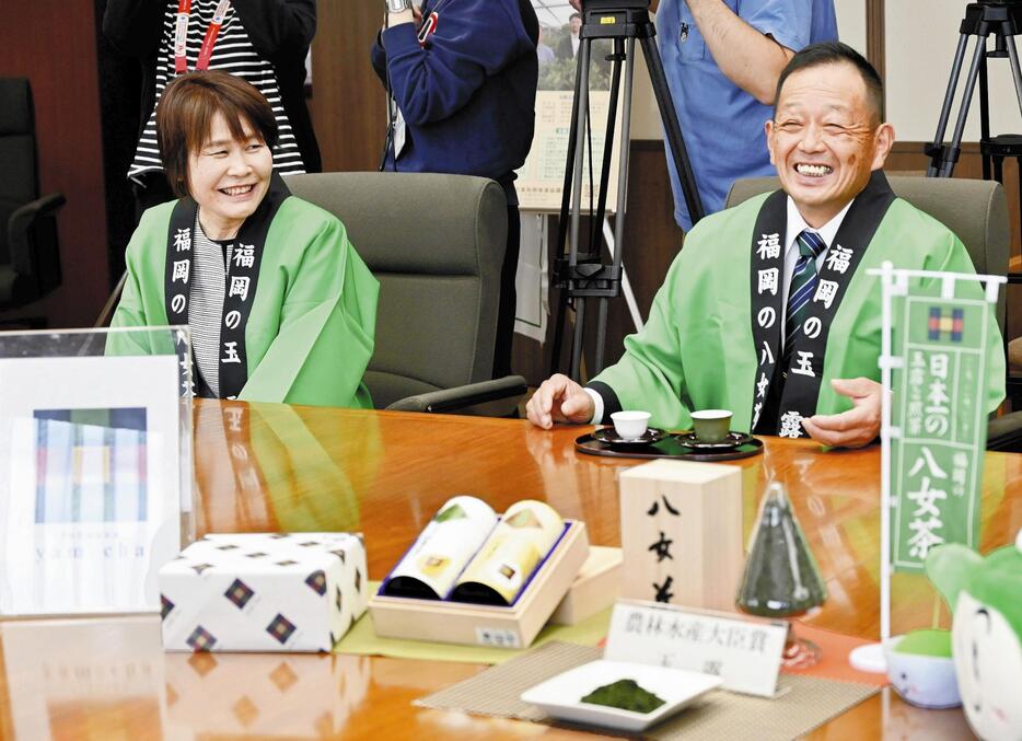 知事に受賞を報告する倉住さん（右）ととよ子さん