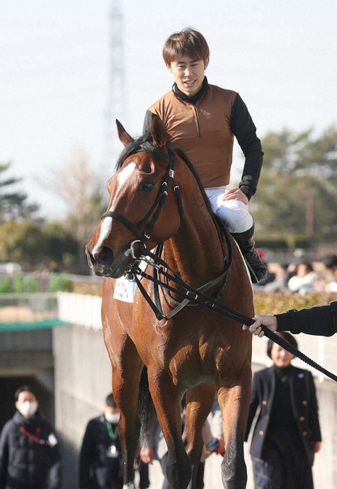 ＜中京1R＞勝利したルヴァンユニベールと高倉（撮影・亀井　直樹）　