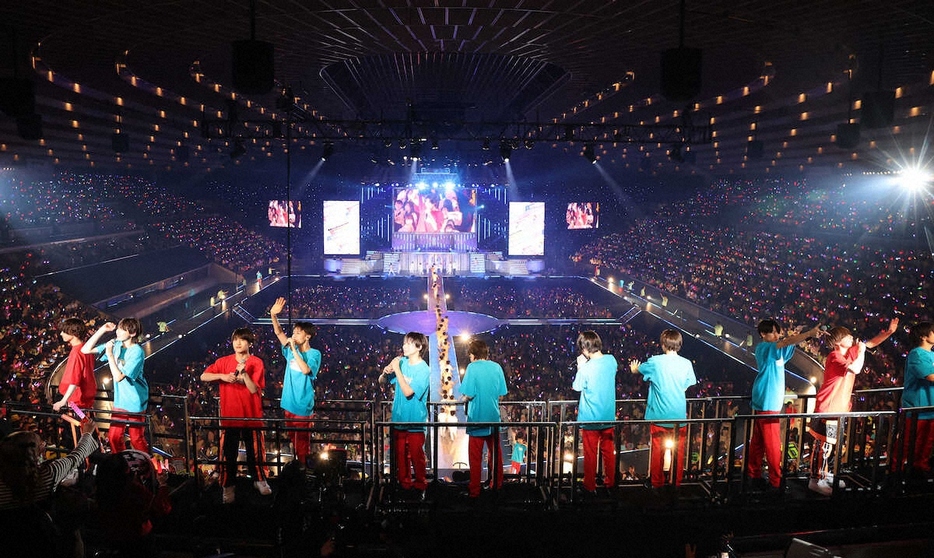 ＜関西ジュニア　Concert　2025　Boys　be　AmBitious＞ゴンドラで会場を回るAmBitiousとBoys　be（撮影・平嶋　理子）