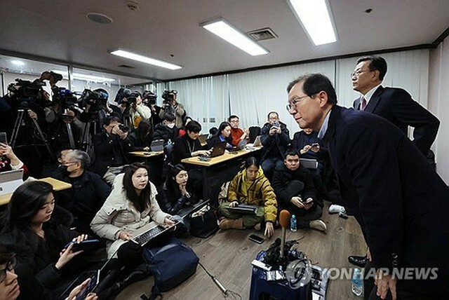 会見を行う尹大統領の弁護団＝9日、ソウル（聯合ニュース）