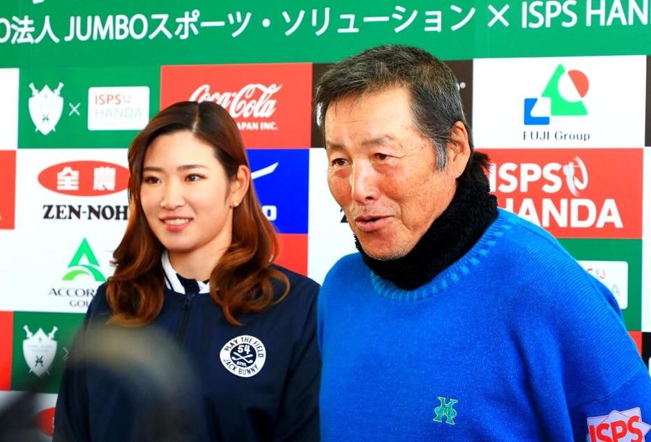 アカデミーを主宰するジャンボ尾崎と門下生の原英莉花（19年ジャンボ尾崎ジュニアレッスン会で撮影：大澤進二）