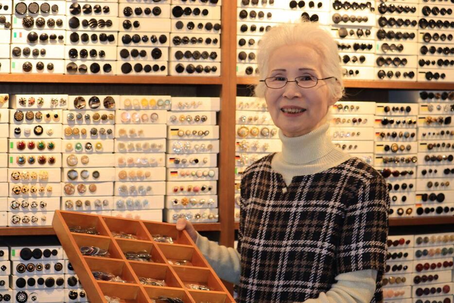 ボタン・洋裁材料店「ダック」の2代目店主、清水清子さん（79）＝12日午後、東京都目黒区（星直人撮影）