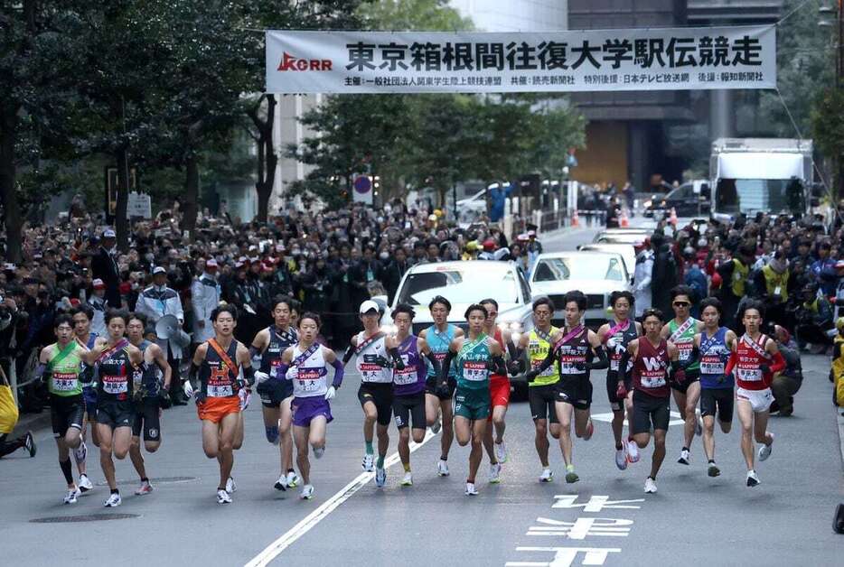 【第101回箱根駅伝】東京・大手町を一斉にスタートする選手ら＝2日午前、東京都千代田区（酒井真大撮影）