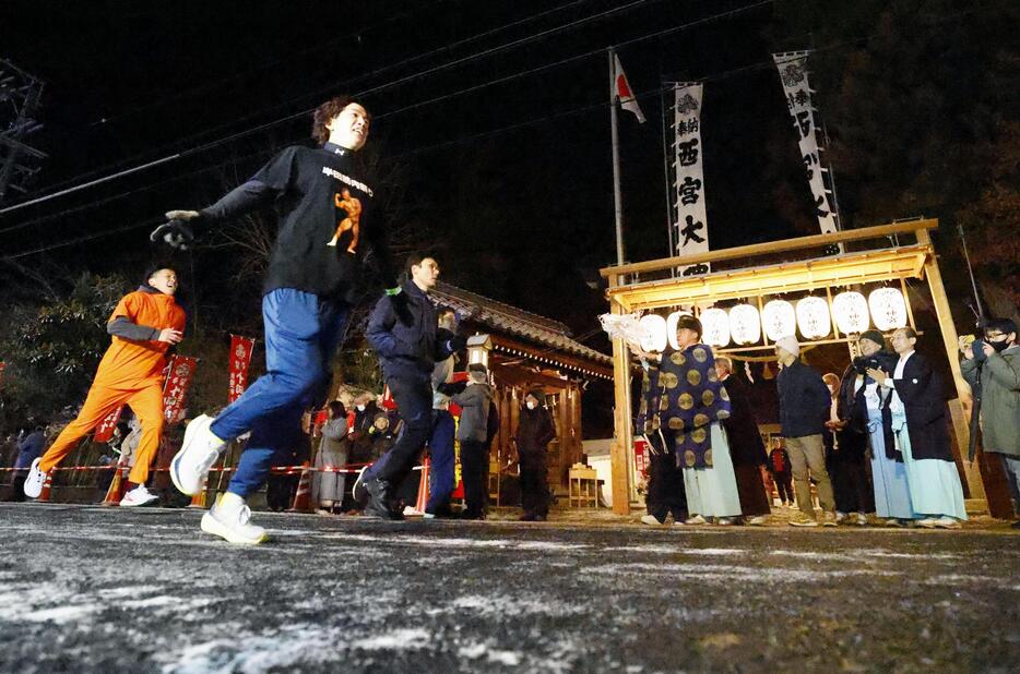 初開催された中津川西宮神社の「福男選び」＝10日未明、岐阜県中津川市