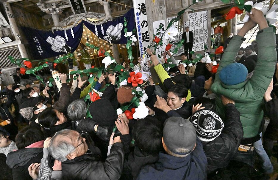 花奪い祭りで、落ちた花笠の花を奪い合う人たち＝６日午後２時４６分、郡上市白鳥町長滝、長滝白山神社（撮影・堀尚人）