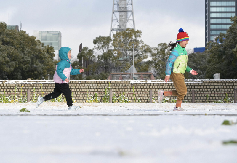 2年ぶりに積雪があった名古屋市で、雪で遊ぶ子どもたち＝同市中区で2025年1月10日午前9時53分、山崎一輝撮影