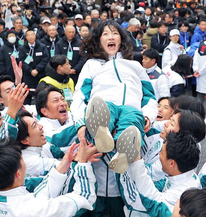 総合優勝を決め胴上げされる青学大の原晋監督の妻・原美穂さん（中央）、左下は原晋監督（代表撮影）