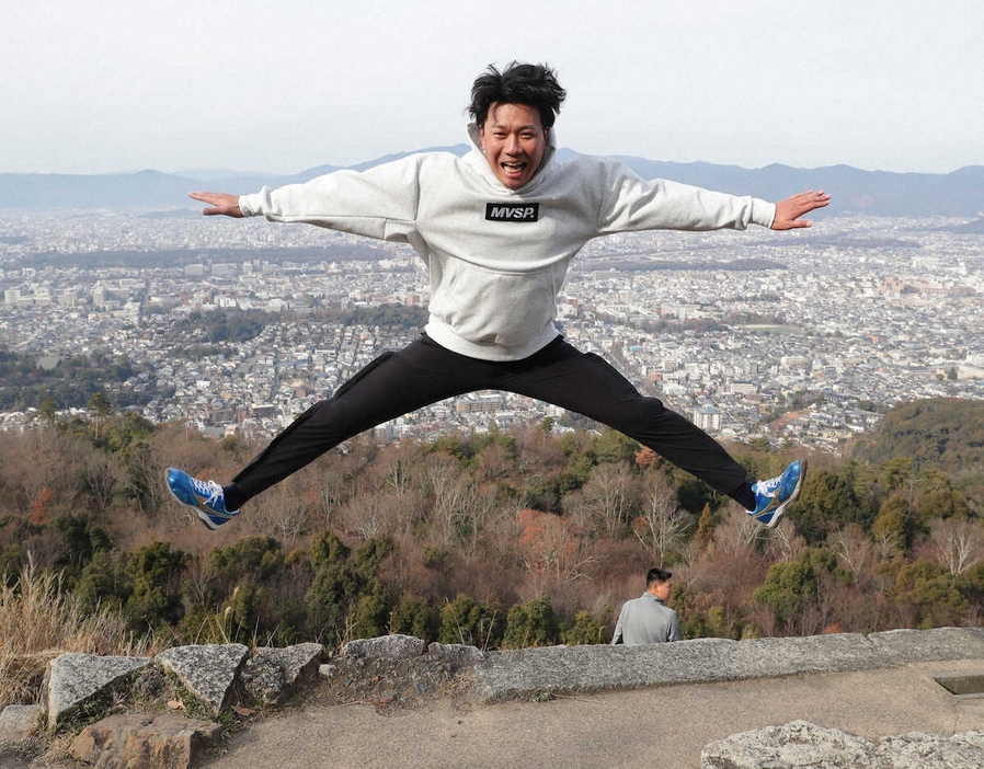 京都市内を一望できる如意ケ嶽で大の字ジャンプする中日・大野（撮影・後藤　大輝）