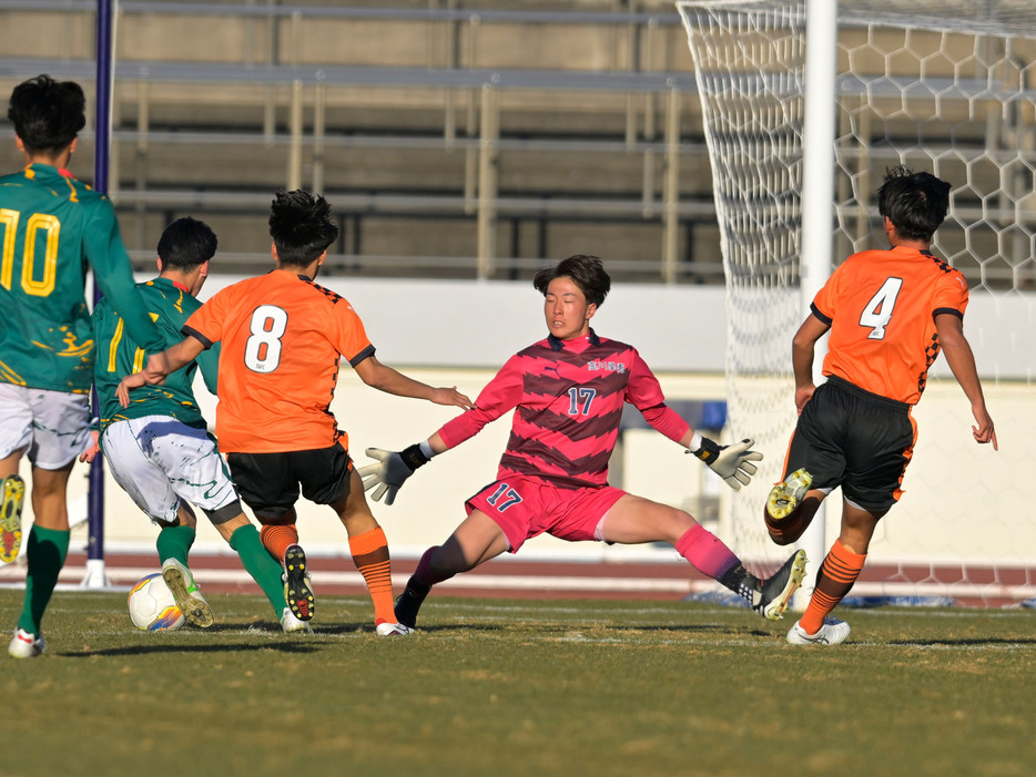 静岡学園高は後半4分、MF加藤佑基(3年=奈良YMCA SCジュニアユース出身)がGKをかわして先制ゴール(Koki NAGAHAMA/GEKISAKA)