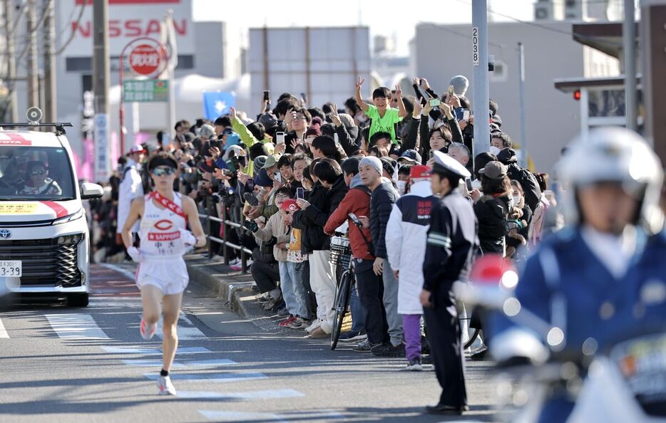 ３区、力走する中大・本間颯を応援する人々（カメラ・小林　泰斗）