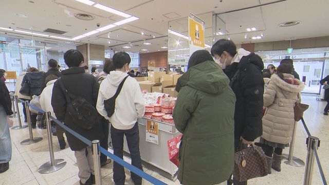 食品の福袋が売れ行き好調=1日午前10時・西武福井店