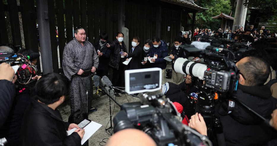 ＜明治神宮奉納土俵入り＞明治神宮で奉納土俵入りを終えた照ノ富士は記者の質問に答える（撮影・尾崎　有希）