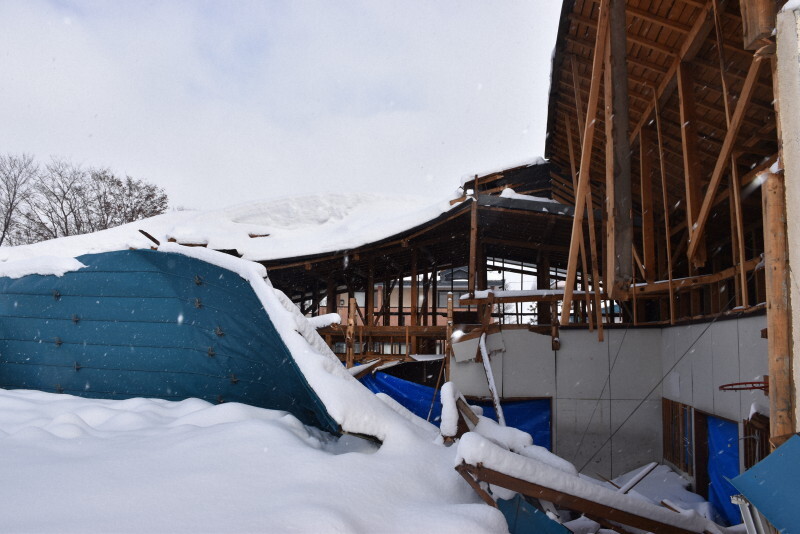 降り積もった雪の重みで天井が崩落した浪岡中央児童館＝青森市で2025年1月10日午前11時19分、松本信太郎撮影