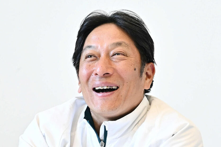 往路優勝の会見で笑顔を見せる青学大・原監督（撮影・滝沢徹郎）