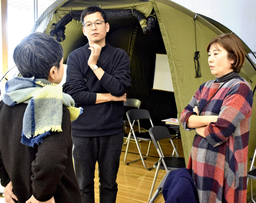 食に関する映像の収集イベントで浪江町を訪れた川内さん（右）と三好さん（中央）