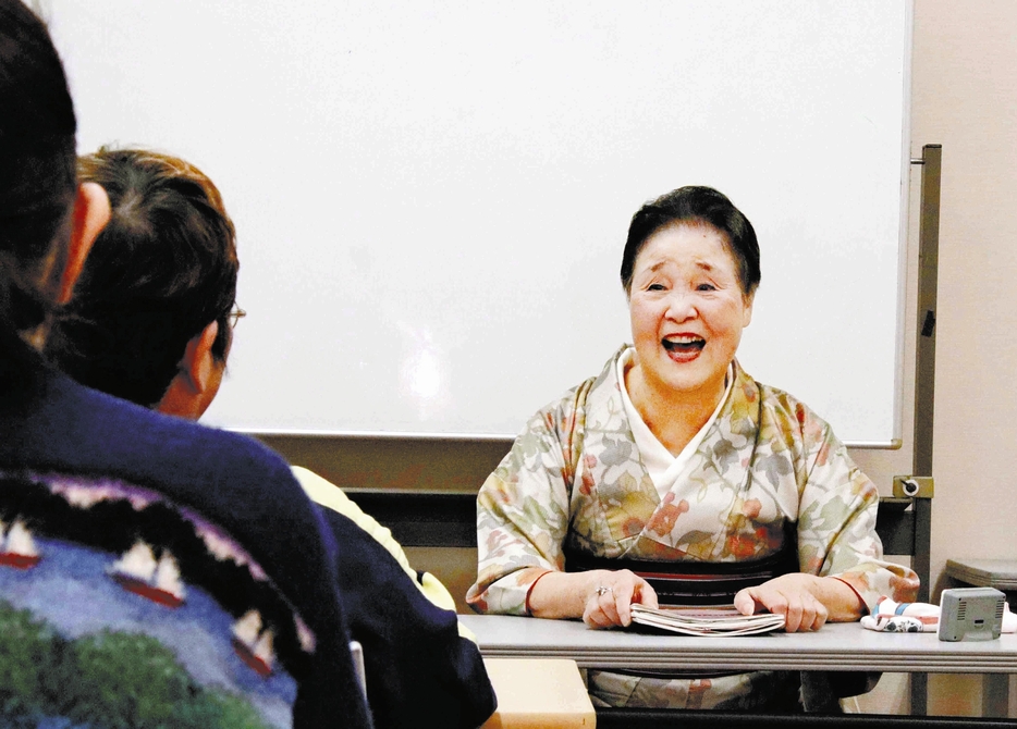 受講生と熊本弁でやり取りするキンキラ陽子さん