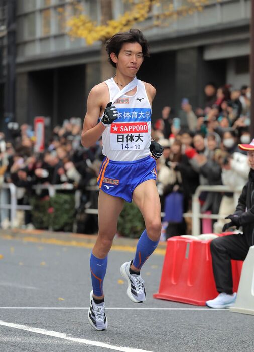 総合１２位でゴールした日体大１０区・二村昇太朗（カメラ・山崎　賢人）