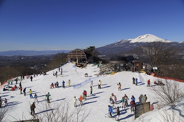 山頂からは志賀高原や北アルプスの景色が眺められる