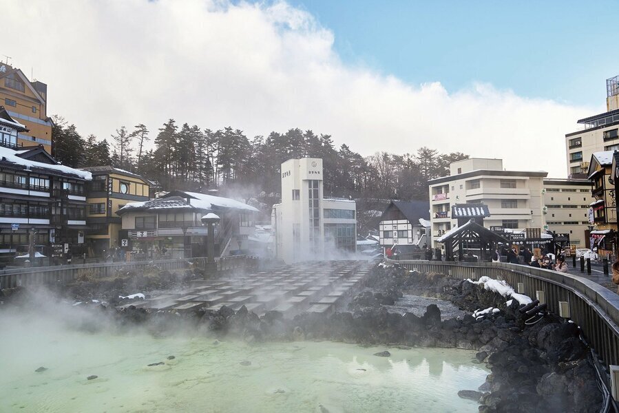 湯畑全景。ライトアップした夜の光景も見逃せない