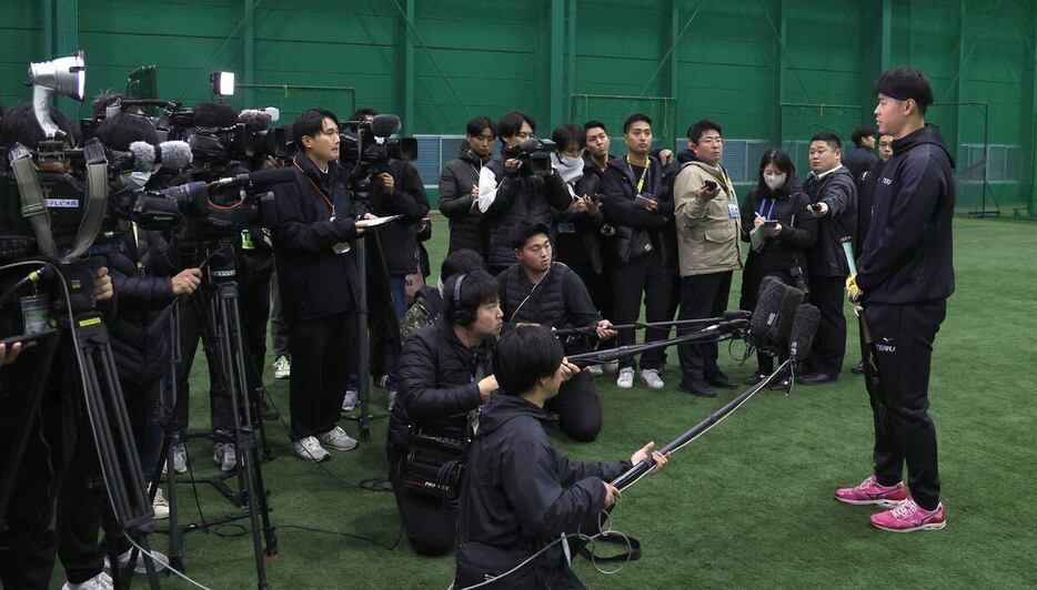 佐藤輝の自主トレには多くの報道陣が集まった＝甲子園球場(撮影・水島啓輔)