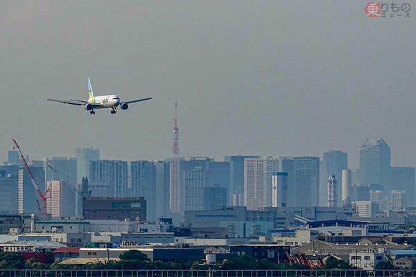 「羽田新ルート」で着陸する旅客機（乗りものニュース編集部撮影）。