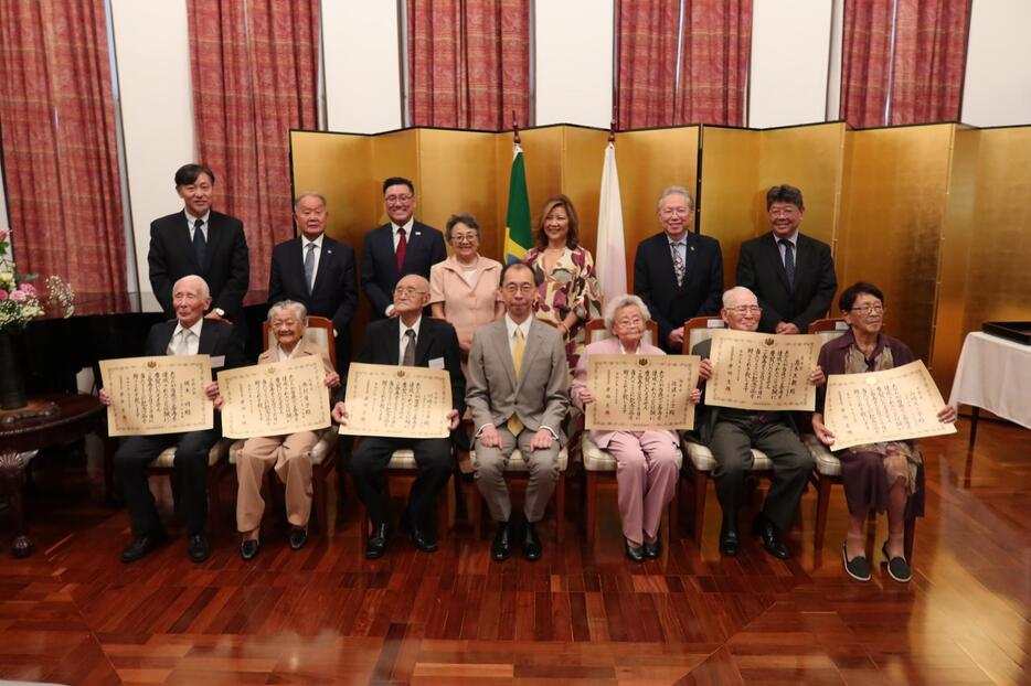 100歳の表彰者の皆さんと清水総領事（中央）