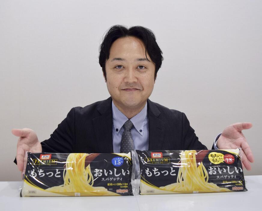 「入社以来、営業やマーケティングの仕事を通じて家庭用食品に携わってきました。消費者との接点をリアルに感じられる点がやりがいにつながっています」と話すニップンの前川直毅さん