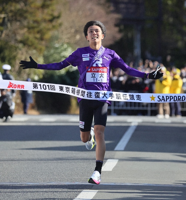 ＜箱根駅伝往路・芦ノ湖ゴール＞8位でゴールする立大５区・山本（撮影・尾崎　有希）