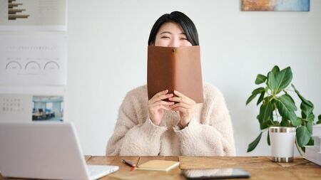 新年にあたって、再度、手帳の良さや使い方を見直してみませんか（写真：玄武 / PIXTA）