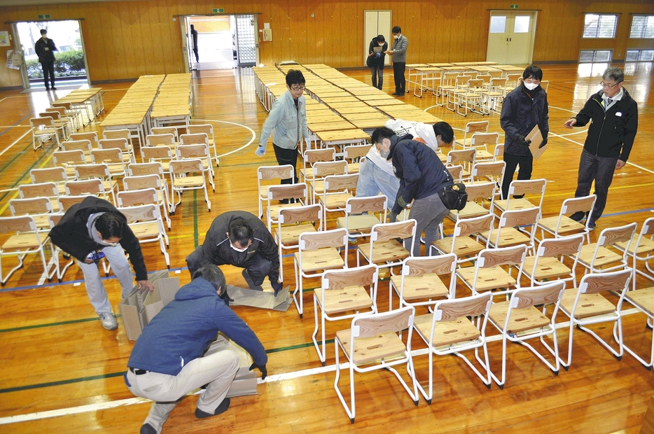 体育館に運び込まれた教育用家具「きみの木」