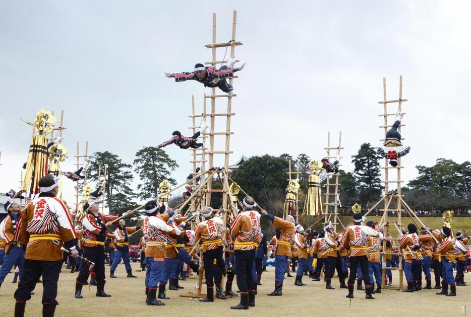 金沢市の消防出初め式で披露された「はしご登り」＝5日午前、金沢城公園