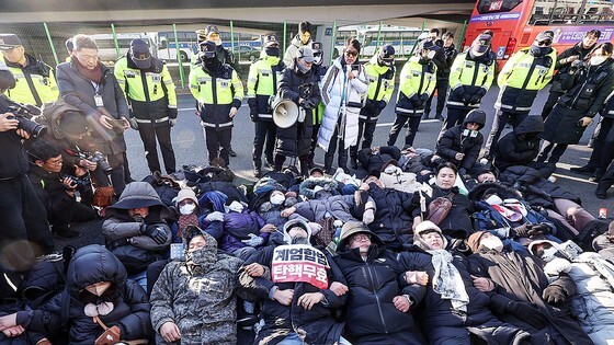 写真＝尹錫悦大統領の支持者らが２日午後、ソウル竜山区（ヨンサング）の大統領官邸入口で、公捜処の尹大統領の逮捕を阻止するため、座り込みを行っている。キム・ソンリョン記者