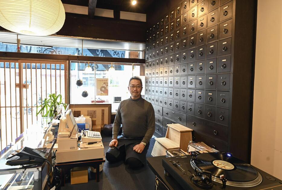 「Feel　Records　京都はなれ店」の仲川和志支配人＝京都市下京区