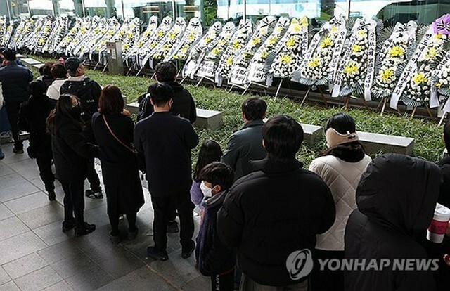 務案国際空港に設置された焼香所を訪れた人々＝1日、務案（聯合ニュース）