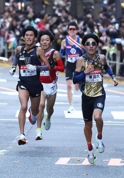 ゴール間際で競り合う（左から）東洋大・薄根大河、帝京大・小林咲冴、東国大・大村良紀。最後方が順大・古川達也（撮影・佐藤徳昭）