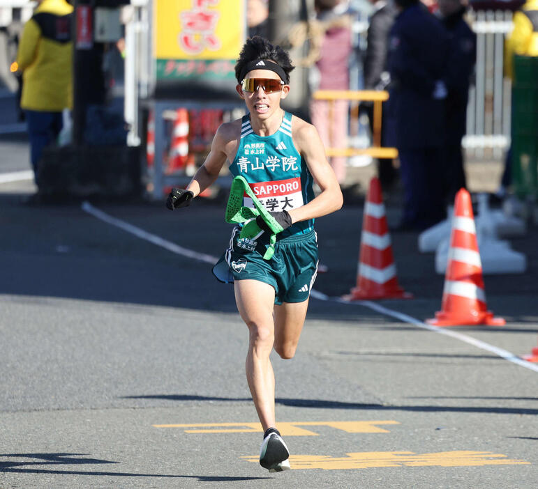 戸塚中継所に駆け込む青学大2区黒田朝（撮影・宮地輝）