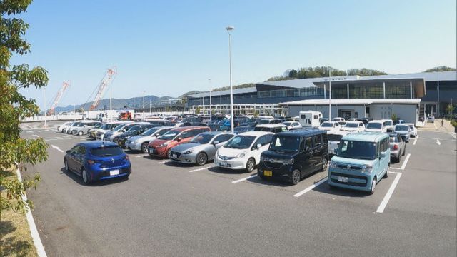 多くの車で混雑する駐車場＝去年、越前市の越前たけふ駅