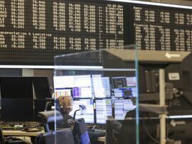 The trading floor at the Frankfurt Stock Exchange in Frankfurt. Photographer: Alex Kraus/Bloomberg