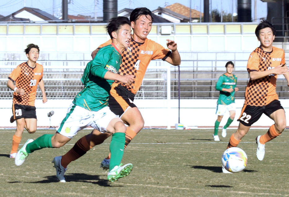 静岡学園・原星也（手前）に突破を許した高川学園イレブン