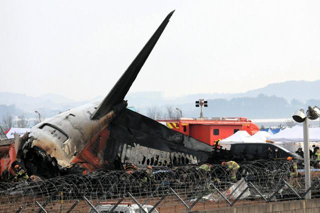 務安国際空港で着陸に失敗し、炎上して大破した事故機=2024年12月30日午前9時10分、全羅南道・務安、太田成美撮影