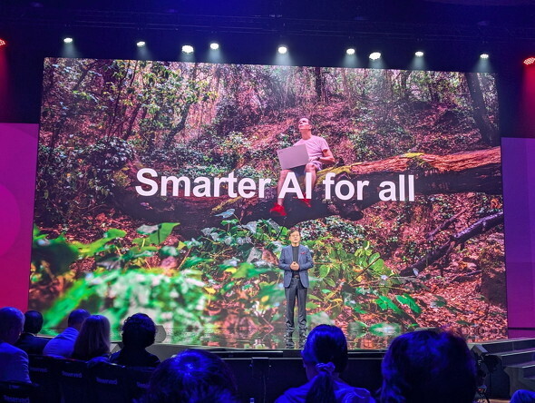 同社がAI時代に打ち出すメッセージとして「Smarter AI for All」を掲げる、Lenovoのヤン・ヤンチン会長兼CEO