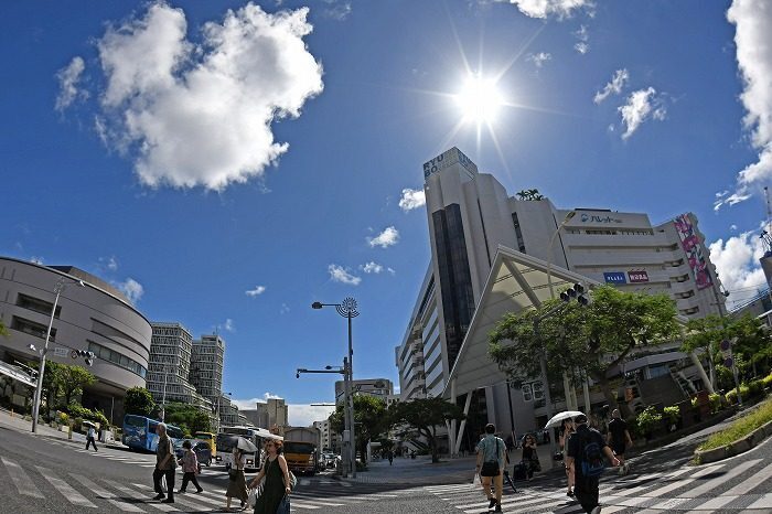 日差しが照りつける那覇市内＝7月