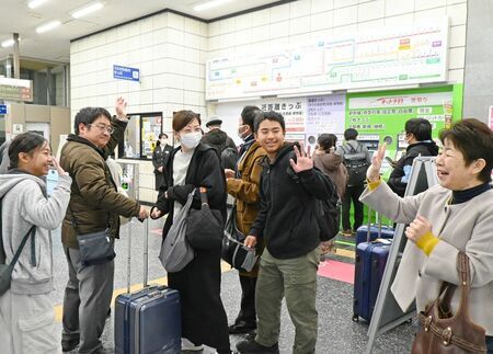 手を振って別れを惜しむ家族連れ＝3日正午ごろ、佐賀市のJR佐賀駅