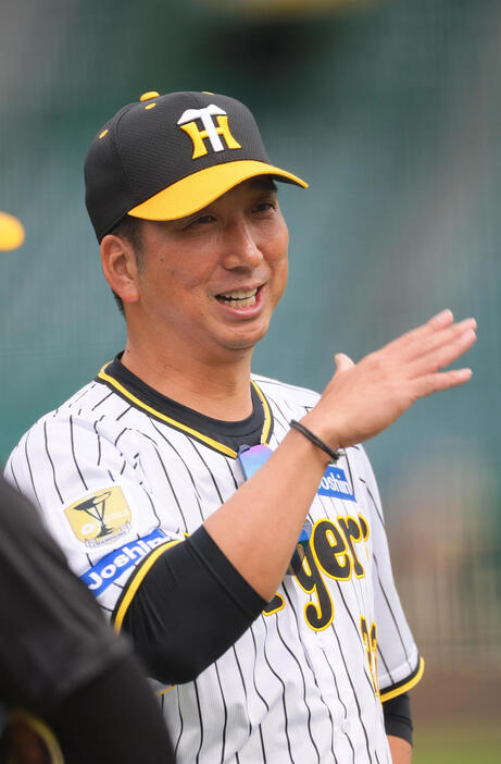 秋季練習で笑顔を見せた阪神藤川監督（2024年10月22日撮影）